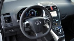 Asfalt verslinden met de Toyota Auris Hybrid
