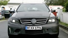 Over enkele weken trekken de Mercedes-bazen het laken van de combiversie C-klasse op de IAA in Frankfurt, maar onze spionagefotografen betrapten de auto al in de buurt van Stuttgart.
