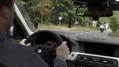 Veilig linksaf slaan met Left Turn Assistant in BMW 5 Serie