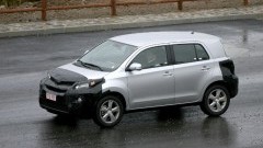 Toyota/Scion XD maakt oversteek
