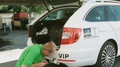 Service-monteurs Skoda aan de bak in Tour de France
