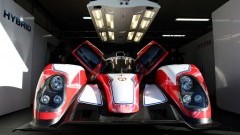 Toyota sportief aan de bak met twee raceauto's n een hybride