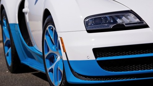Tijdens de Volkswagen Group Night aan de vooravond van de Autosalon in Parijs heeft Bugatti een special edition van de Veyron 16.4 Grand Sport Vitesse voorgesteld. De 1200 pk sterke supercar is uitg