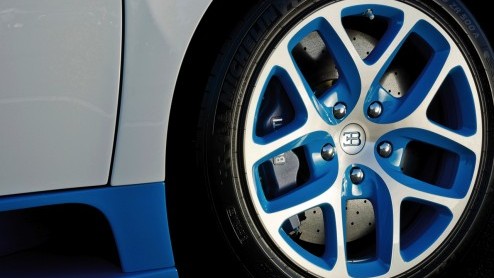 Tijdens de Volkswagen Group Night aan de vooravond van de Autosalon in Parijs heeft Bugatti een special edition van de Veyron 16.4 Grand Sport Vitesse voorgesteld. De 1200 pk sterke supercar is uitg