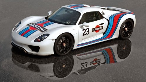 Porsche is druk in de weer met de 918 Spyder en heeft  zolang het nog kan  een prototype naar de Nordschleife gestuurd voor testritten. Om historisch verantwoord op te vallen is het exemplaar uitgev