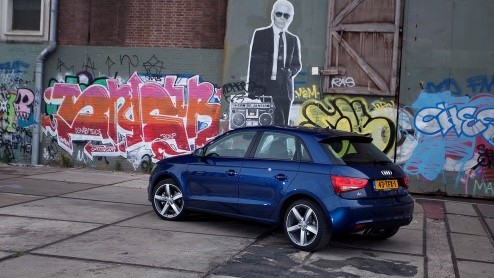 Tijdelijk in het leveringsprogramma bij Audi, de A1 Connect. Deze compleet uitgeruste versie met een sound system, airco, lichtmetaal en andere extra's is er vanaf 19.990 euro als driedeurs. De Sportb