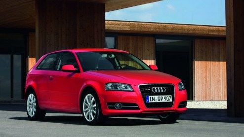 Audi start met de levering van de driedeurs Audi A3 Advance-modellen. Deze vallen op door hun uitgebreide standaarduitrusting met onder meer Xenon Plus-verlichting, volautomatische airconditioning en 