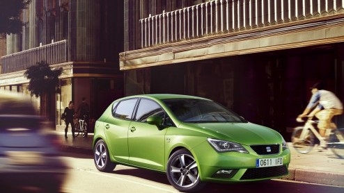 De vernieuwde Seat Ibiza staat vanaf april bij de dealers en dus maakt de importeur prijskaartjes bekend. Instappen kan vanaf 12.145 euro, inclusief vier jaar garantie. Vanaf de introductie staat een 