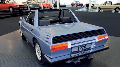 Techno Classica 2011 in Essen is vanaf nu geopend en toont tot 3 april de fraaie oldtimercollectie van diverse merken. Volkswagen neemt onder meer de allereerste Golf Cabriolet mee naar de beurs, een 