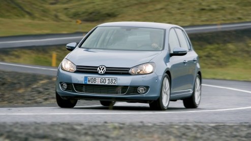 Volkswagen voert actie. Tot eind november krijgen Passat-kopers tweeduizend euro extra inruilvoordeel. Ook zijn drie luxe pakketten voor de Golf in de aanbieding. En tijdelijk is de Polo er vanaf 10.9