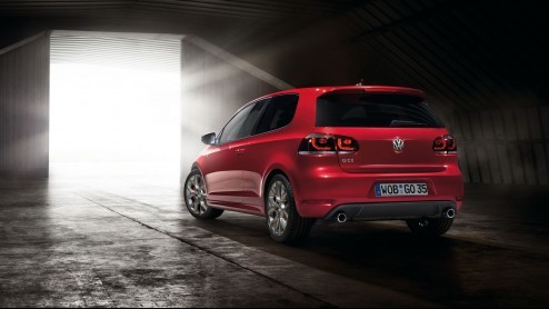Volkswagen heeft de feesteditie van de Golf GTI geprijsd. De GTI Edition35 mag voor 35.790 euro de deur uit. Behalve iets meer vermogen heeft de feestversie ook een riantere standaarduitrusting.