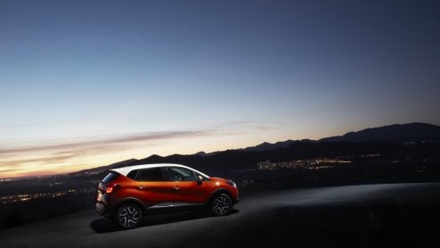 Renault maakt er geen geheim meer van en stelt de Captur voor. Het SUV-broertje van de Clio debuteert live op de Autosalon van Geneve in maart en krijgt zuinige motoren met CO2-uitstoot vanaf slechts