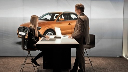 Audi heeft een digitale showroom geopend in het hartje van Londen. In de relatief kleine ruimte wordt daar het volledige modellenprogramma digitaal gepresenteerd. De komende jaren komen er nog meer cy