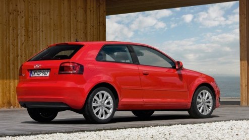 Audi start met de levering van de driedeurs Audi A3 Advance-modellen. Deze vallen op door hun uitgebreide standaarduitrusting met onder meer Xenon Plus-verlichting, volautomatische airconditioning en 