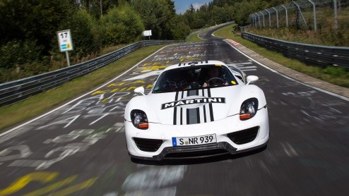 Een prototype van de Porsche 918 Spyder heeft alvast zijn beste beentje voor gezet op de Nordschleife van de Nurburgring. De supersnelle plug-in hybride liet een tijd van 7:14 minuten voor zich notere