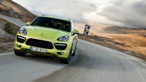 Porsche introduceert op de internationale autoshow van Peking de tweede generatie van de Cayenne GTS. Het sportieve alternatief tussen de Cayenne S en Turbo met een duidelijk eigen karakter.