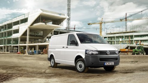 Volkswagen Bedrijfswagens start met de levering van de BlueMotion-uitvoeringen van de Transporter, de Multivan en de Crafter. Met start/stop-techniek, recuperatie, een aangepast onderstel en meer blee