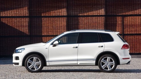 Volkswagen past het leveringsprogramma van de Touareg in Nederland aan. De luxe SUV is er voortaan alleen nog met een V6 TDI of als Hybride. Nieuw is ook het R-Line uitrustingsniveau. Prijzen beginnen