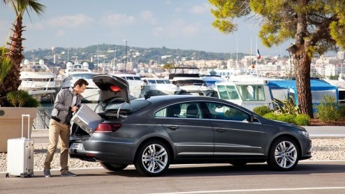 Vanaf april staat de vernieuwde Volkswagen CC bij de dealer. Daarom maakt de importeur alvast de prijzen bekend. De vierdeurscoup  vanaf nu zonder modelnaam Passat  wordt leverbaar vanaf 38.960 e