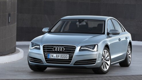 Het is officieel: de Audi A8 Hybrid komt naar de IAA en gaat vanaf volgend jaar in productie. Met een verbruik van slechts 6.4l/100km en 148 gram CO2 is de limousine een van de zuinigste in zijn klass