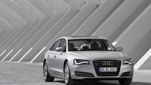 Het vlaggenschip van Audi krijgt een nieuwe achtcilinder, en niet zomaar eentje. De vertrouwde 4.2 FSI wordt opgevolgd door de 4.0 TFSI quattro met meer vermogen en een lager verbruik.