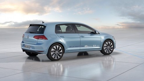 Twee tegenpolen van de zevende generatie Volkswagen Golf vinden we op de beursvloer in Parijs: de GTI en de BlueMotion. Met een gemiddeld verbruik van 1 op 31,2 is de BlueMotion de zuinigste Golf ooit