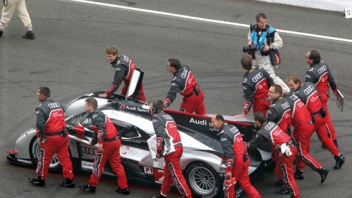 In de komende editie van Le Mans neemt Audi met in totaal vier LMP1-sportwagens deel. Twee autos zullen zijn voorzien van hybride-aandrijving. Audi Sport Team Joest zal in het nieuwe FIA-wereldkampio