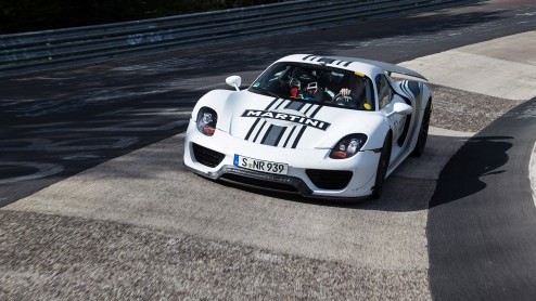 Een prototype van de Porsche 918 Spyder heeft alvast zijn beste beentje voor gezet op de Nordschleife van de Nurburgring. De supersnelle plug-in hybride liet een tijd van 7:14 minuten voor zich notere
