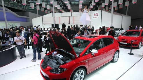 Seat gaat naar China! Tijdens de Guangzhou Auto Show heeft het merk plannen toegelicht om een netwerk van 15 dealerbedrijven op te gaan zetten in China. De Spanjaarden geven de aftrap met de Leon en I