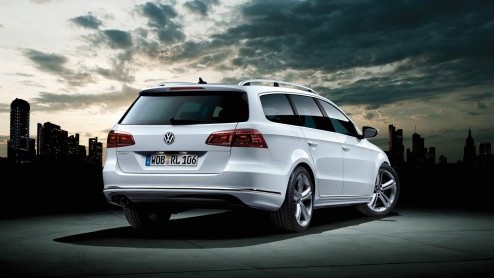 We hebben er al weer even geleden meer van gezien, maar vanaf nu is de Volkswasen Passat R-Line dan ook echt leverbaar. De prijs van deze sportief getinte uitvoering start bij 37.450 euro, want er zij