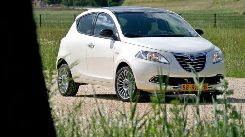 De nieuwe Ypsilon is Lancias nieuwste luxepaardje in de familie. Als vierde generatie heeft de compacte Italiaan een naam hoog te houden als het gaat om luxe en stijl. Hoe beleven we dat in de in de