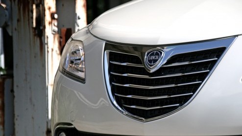 De nieuwe Ypsilon is Lancias nieuwste luxepaardje in de familie. Als vierde generatie heeft de compacte Italiaan een naam hoog te houden als het gaat om luxe en stijl. Hoe beleven we dat in de in de