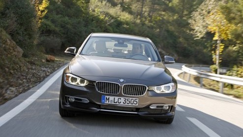 De nieuwe BMW 3 Serie belooft een goed nieuws show te worden dankzij innovatieve moderne snufjes, nog zuiniger motoren en meer interieurruimte. Grote vraag is nu hoe de F30-generatie zich op de weg