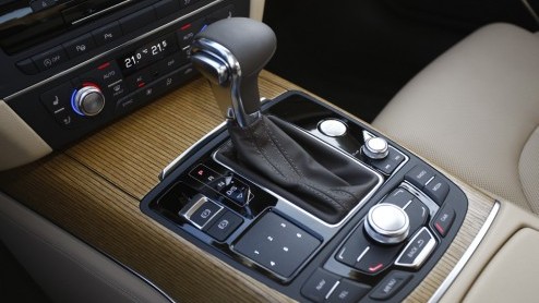 Wifi in de auto, volledige led-verlichting rondom, navigeren met Google Earth, night vision, de mogelijkheden zijn eindeloos in Audis nieuwe A6. Een regelrechte topklasse limousine die ook nog eens u