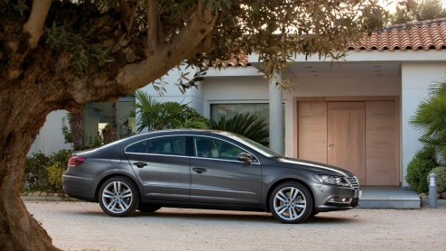 Vanaf april staat de vernieuwde Volkswagen CC bij de dealer. Daarom maakt de importeur alvast de prijzen bekend. De vierdeurscoup  vanaf nu zonder modelnaam Passat  wordt leverbaar vanaf 38.960 e