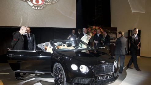 Met de opening van Bentley Leusden is natuurlijk de hoofdrol weggelegd voor de nieuwe Continental V8-modellen. Daardoor weten we nu ook wat de 507 pk sterke motorvariant waard is: minimaal 201.614 eur