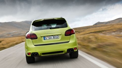 Porsche introduceert op de internationale autoshow van Peking de tweede generatie van de Cayenne GTS. Het sportieve alternatief tussen de Cayenne S en Turbo met een duidelijk eigen karakter.