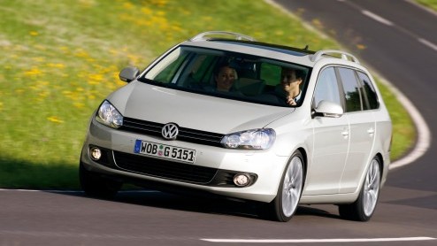 Volkswagen voert actie. Tot eind november krijgen Passat-kopers tweeduizend euro extra inruilvoordeel. Ook zijn drie luxe pakketten voor de Golf in de aanbieding. En tijdelijk is de Polo er vanaf 10.9