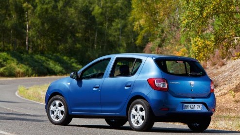 Een nieuwe auto op de markt brengen in het compacte segment is niet eenvoudig: de concurrentie is groot en daarbij is de lat al aardig hoog gelegd. Dacia probeert met de nieuwe Sandero als vanouds het