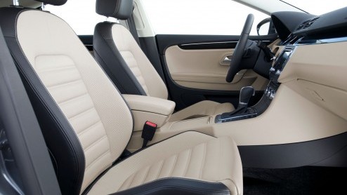 Vanaf april staat de vernieuwde Volkswagen CC bij de dealer. Daarom maakt de importeur alvast de prijzen bekend. De vierdeurscoup  vanaf nu zonder modelnaam Passat  wordt leverbaar vanaf 38.960 e