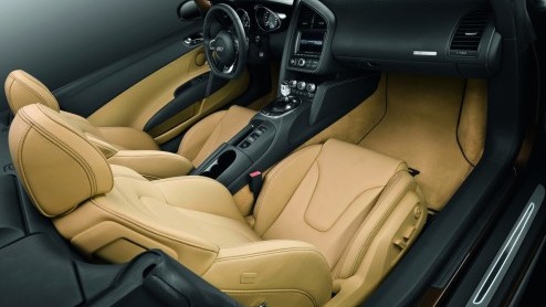 De Audi A8 en R8 zijn tijdelijk leverbaar in de superluxe exclusive-uitvoering. De limousine heeft de Pro Line plus-uitvoering als basis, verrijkt met 20 inch wielen en Valcona-leder. De Audi R8 Spyde