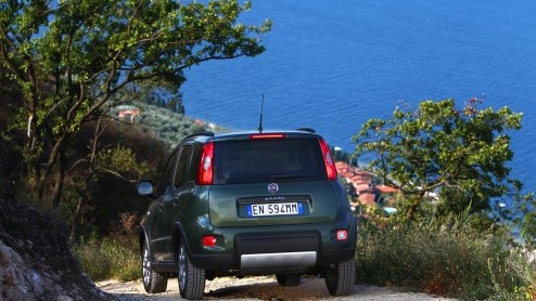Sinds jaar en dag is de Fiat Panda in allerlei smaken verkrijgbaar. In navolging van zijn voorgangers levert Fiat binnenkort ook weer een stoere Panda 4x4 en een Panda Natura Power op aardgas. Nieuw i