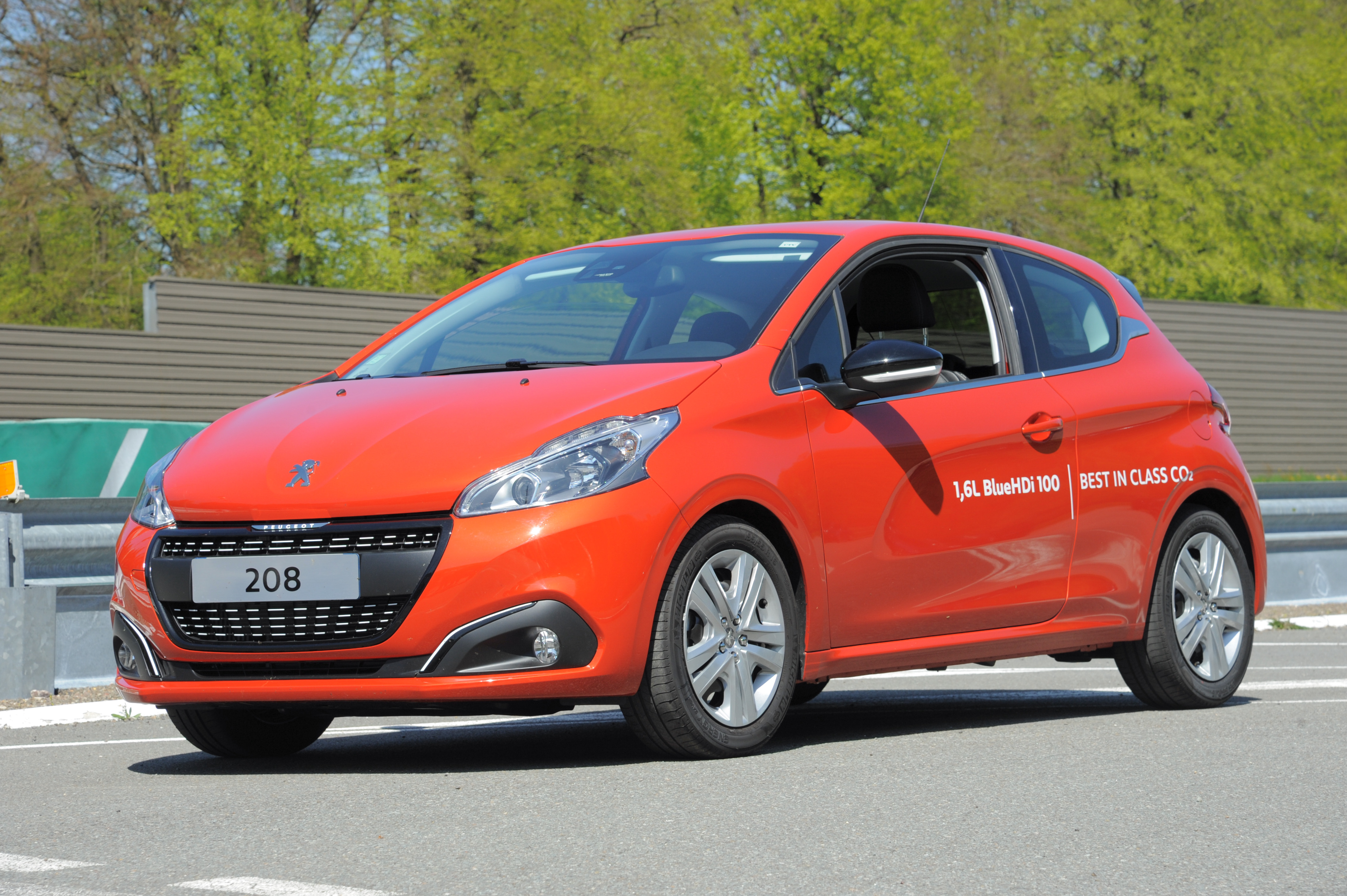 Peugeot 208 met nieuwe BlueHDi 100 dieselmotor blijkt een zuinigheidsrecord van 1 op 50 te hebben gerealiseerd.