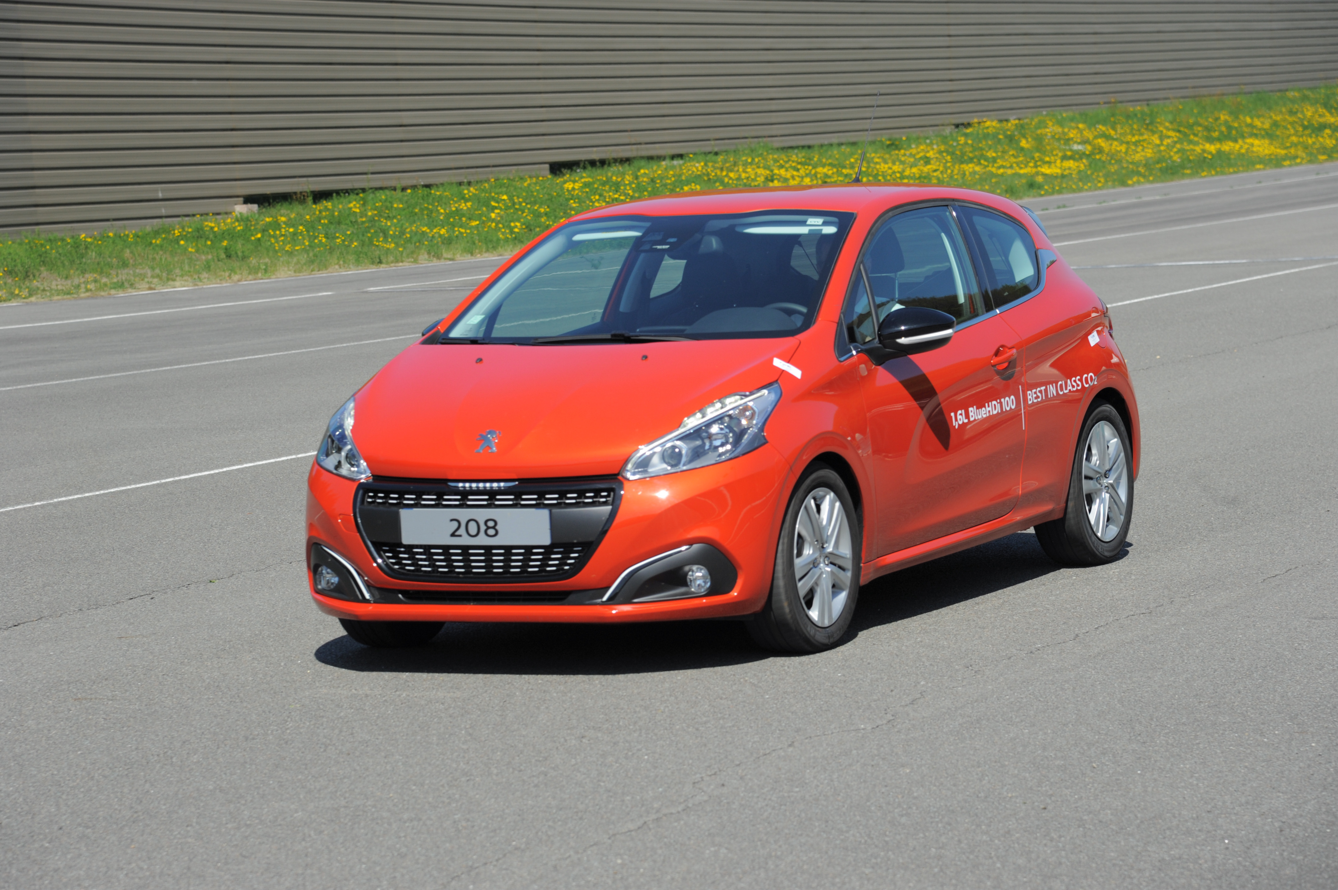 Peugeot 208 met nieuwe BlueHDi 100 dieselmotor blijkt een zuinigheidsrecord van 1 op 50 te hebben gerealiseerd.