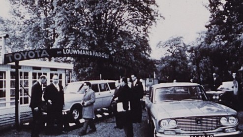 Feest bij Toyota op komst. Morgen bestaat het merk precies 75 jaar. Kiichiro Toyoda liet op 3 november 1937 Toyota Motor Company registreren. Zijn eerste product was de Toyota AA. In de jaren vijfti