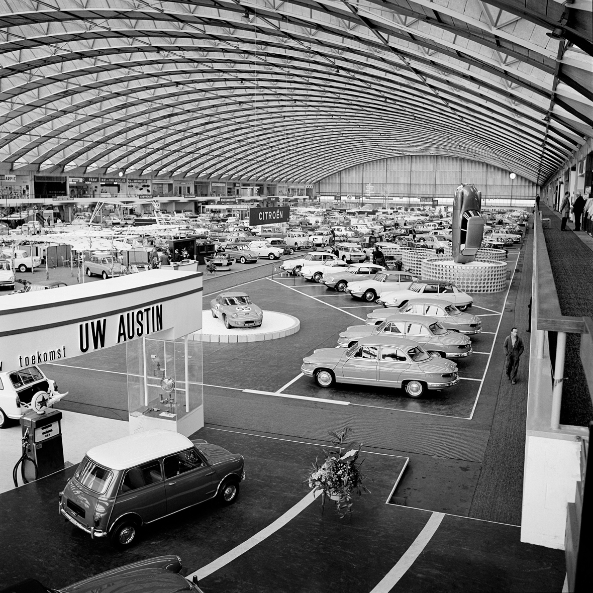 AutoVandaag viert in samenwerking met Athlon 100 jaar mobiliteit. In dit artikel staat AutoRAI centraal, de belangrijkste Nederlandse autobeurs die dateert van 1895.