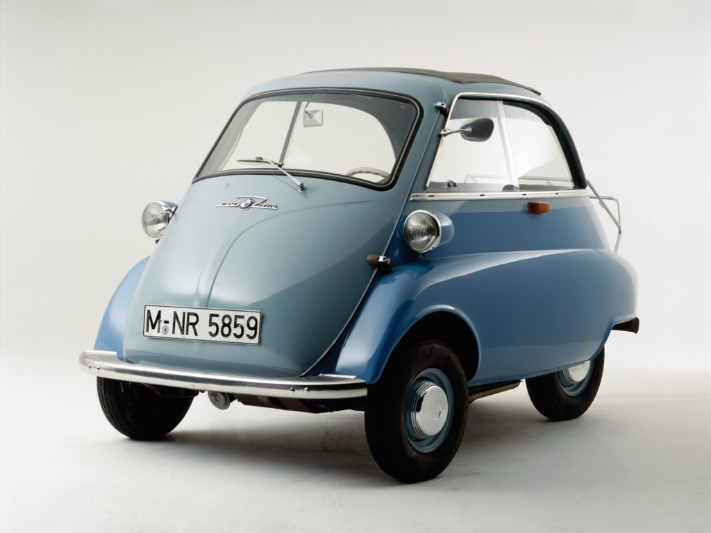 AutoVandaag viert in samenwerking met Athlon 100 jaar mobiliteit. In dit artikel staat de dwergauto centraal, ook wel de microcar genoemd. Kleine auto's met een bijzondere geschiedenis belicht.