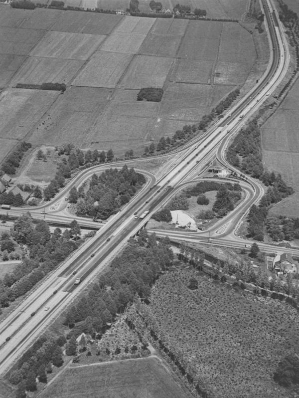 AutoVandaag viert in samenwerking met Athlon Car Lease 100 jaar mobiliteit. In dit artikel staat de opkomst van de eerste snelweg van Nederland centraal, de Rijksweg 12.