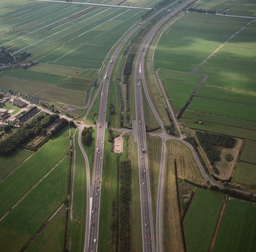 AutoVandaag viert in samenwerking met Athlon Car Lease 100 jaar mobiliteit. In dit artikel staat de opkomst van de eerste snelweg van Nederland centraal, de Rijksweg 12.