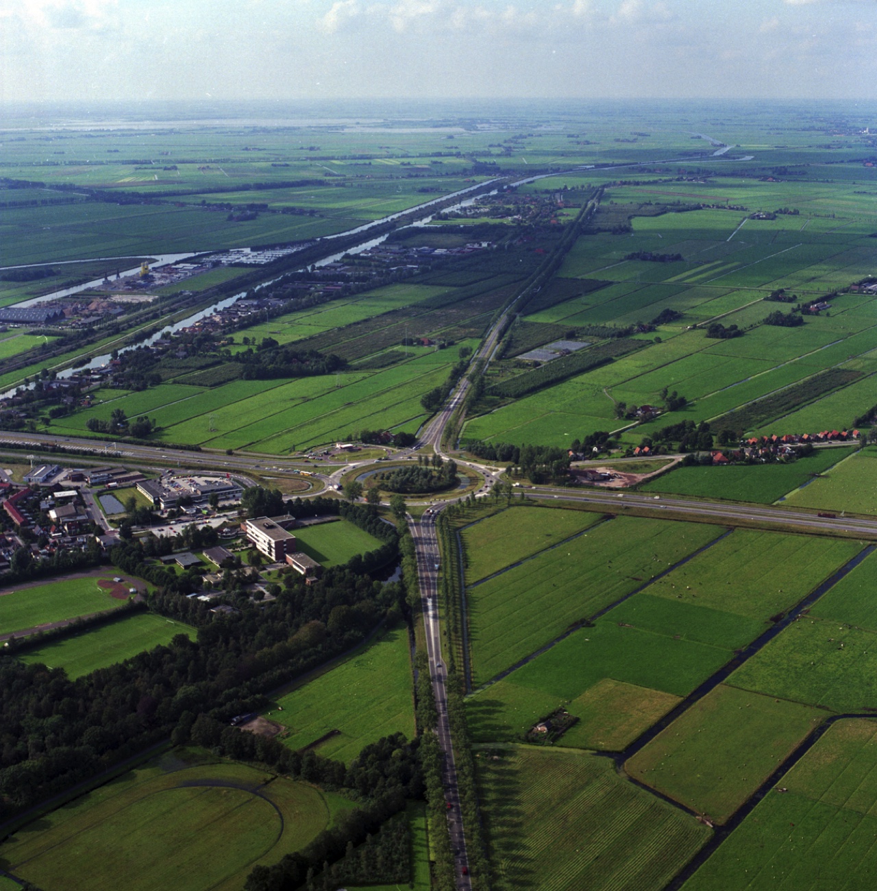 AutoVandaag viert in samenwerking met Athlon 100 jaar mobiliteit. In dit artikel staat de rotonde en het verkeersplein centraal, want die houden ons rijdend!
